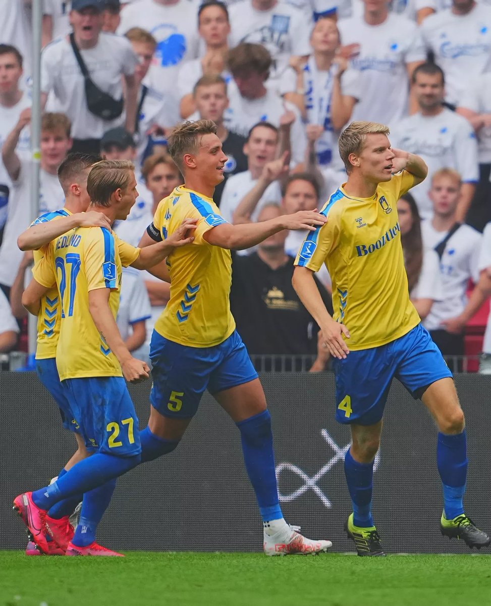 BrondbyIF's tweet photo. Så er det blevet tid til det første Derby i mesterskabsspillet. Det er i Parken, og det er uden Brøndby-fans på tribunerne på baggrund af en beslutning fra Divisionsforeningen.
Du kan se truppen til Derbyet her 💛💙 https://t.co/jZx5JuoKJn https://t.co/z23NoDGTvC