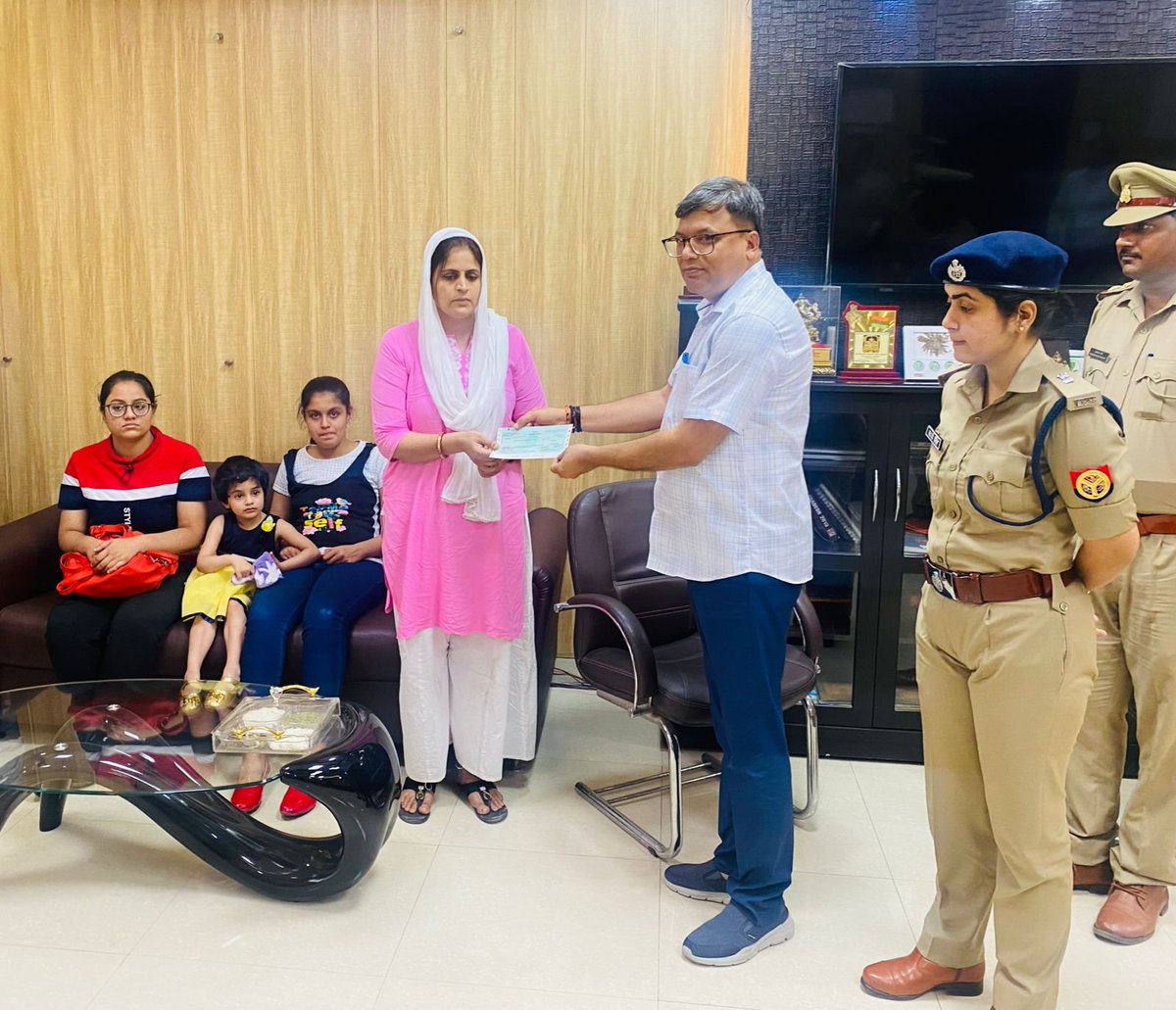 LUCKNOW POLICE tweet media