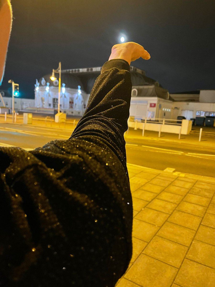 KatePoipassion's tweet photo. Holding the moon
#moonchild https://t.co/m6HOD8iJU8