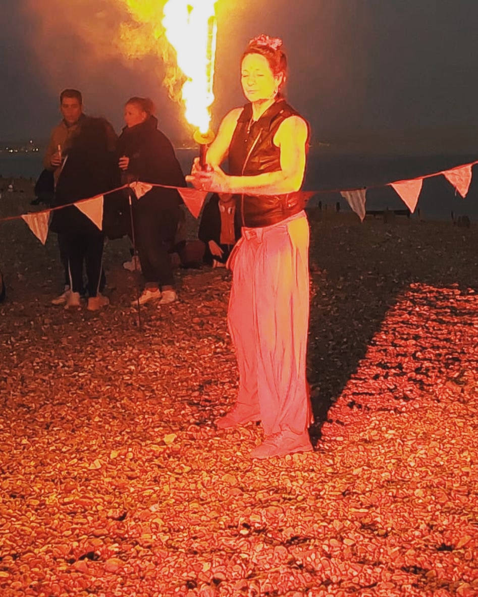 KatePoipassion's tweet photo. Full Moon tire show @coastcafeworthing 
#worthingcircusperformer #worthingcircus #worthingfireperformer #fireshow #fireperformer #fireact #Coast2Coast @i_love_worthing @poipassioncircusandfirearts @coastcafeworthing @eivissa_radio 
@katepoipassion https://t.co/8Dq0yYu7Iy