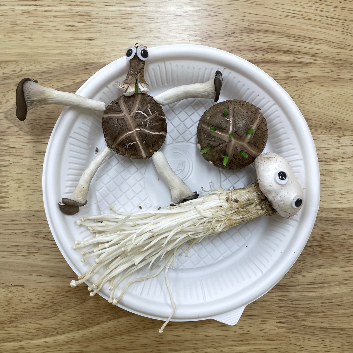 어린이 체험교실이 시작되었어요~!🍄
오늘은 해나유치원, 창조유치원 어린이들과 여러가지 버섯의 이름을 알아보고, 만져보고, 개성있는 채소작품도 만들어보며 창의력도 뿜뿜!! 우리 아이들도 신나게 놀았어요!😆
앞으로 버섯을 보면 골고루 냠냠! 잘 먹을 수 있겠죠?
#성남시 어린이급식관리지원센터