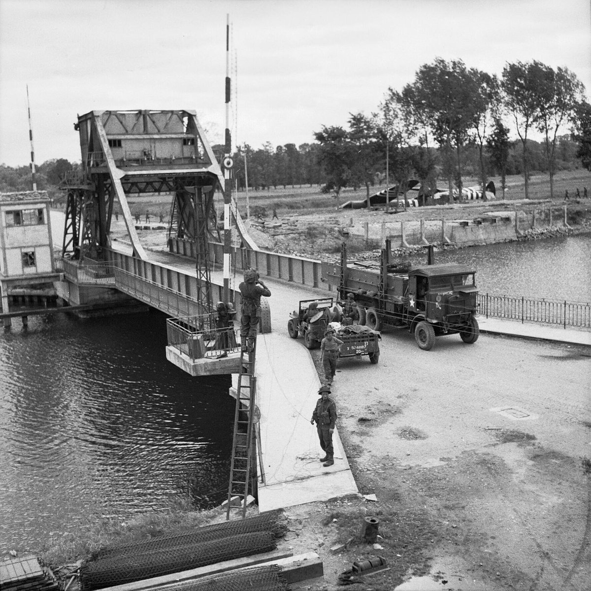 USArmyEURAF_CSM's tweet photo. (5/23) Take Pegasus Bridge for example. It was captured & held by @BritishArmy #Paratroopers during #OperationTonga.
Their efforts protected the Allies from a counterattack & helped provide a route to Paris in the days to come.
A British victory felt by the whole Alliance. https://t.co/C61bX2Xd4y