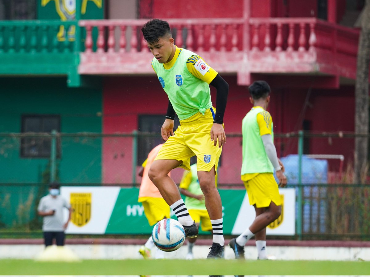 KeralaBlasters's tweet photo. Working hard to build on our good start! 👊🏽

#RFDevelopmentLeague #LetsPlay #YennumYellow #KBFC #കേരളബ്ലാസ്റ്റേഴ്സ് https://t.co/EHBjpB0RhY