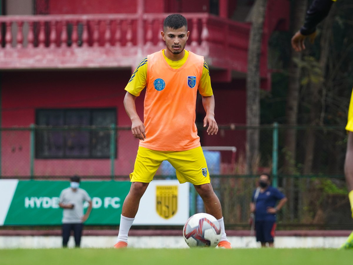 KeralaBlasters's tweet photo. Working hard to build on our good start! 👊🏽

#RFDevelopmentLeague #LetsPlay #YennumYellow #KBFC #കേരളബ്ലാസ്റ്റേഴ്സ് https://t.co/EHBjpB0RhY