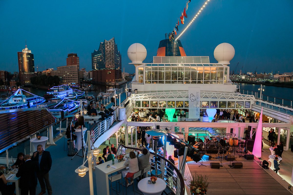 Gourmet-Festival in Hamburg. Am 12. August wird das Pooldeck unserer #MSEUROPA wieder zur kulinarischen Flaniermeile: 13 Köche mit insgesamt 10 #Michelin-Sternen und internationale Spitzengastronomen laden vor der Elbphilharmonie zum Event #EUROPAsBeste: hlcruis.es/7k
