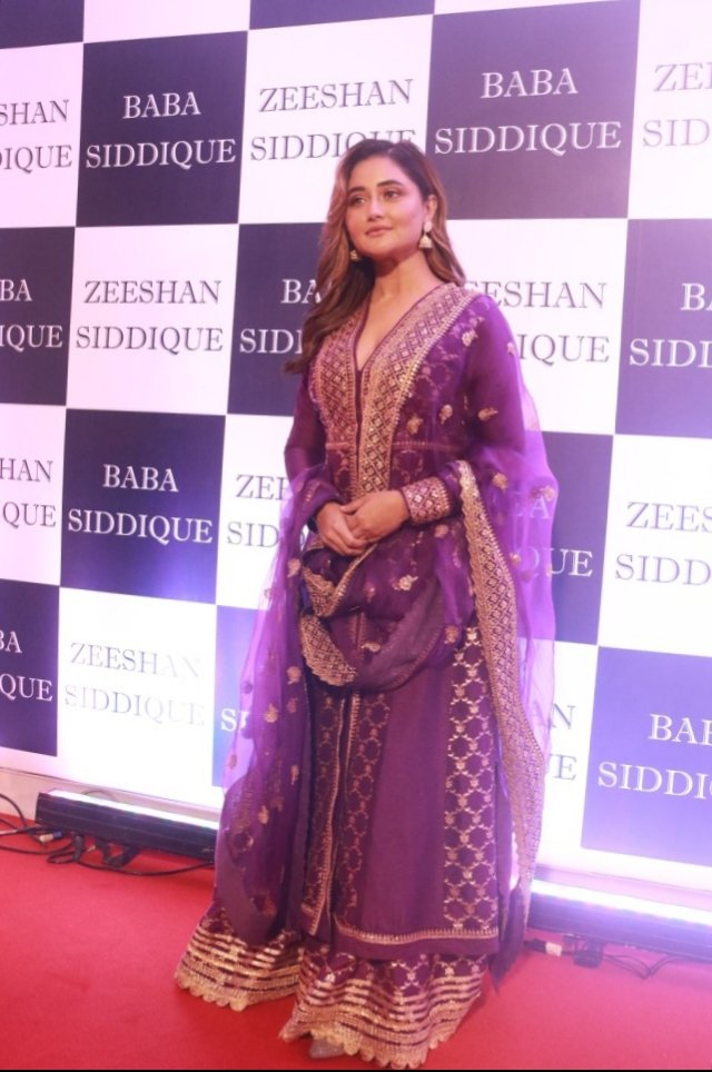 BollySpy's tweet photo. Royal And Graceful #RashamiDesai At #BabaSiddique Iftaar Party 

@TheRashamiDesai #BabaSiddiqueIftaar #Iftaar2022 https://t.co/ww0MvZWzCq