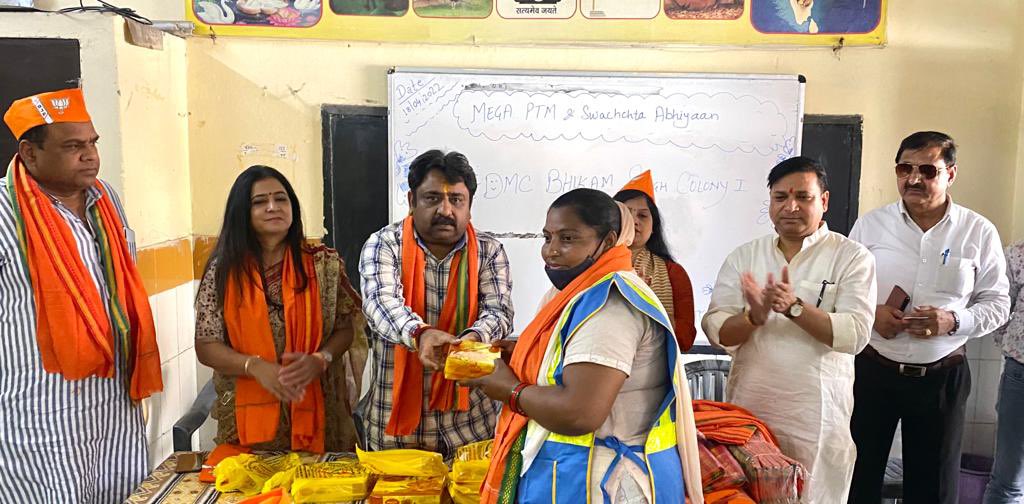 AKamalkant's tweet photo. @Bjp के स्थापना दिवस के उपलक्ष्य में मनाये  जाने वाले “सेवा पखवाड़ा” में आज  विश्वास नगर वार्ड  में “विशेष सफाई अभियान” किया गया जिसमें एवं वार्ड के स्वच्छता कर्मी भाई-बहनो और निगम अध्यापकों का का स्वागत-अभिनंदन किया गया ।
@Bjp4shd कर वरिष्ठ नेता, साथी स्थानीय निवासी उपस्थित रहे। https://t.co/d0SIHgsJgy