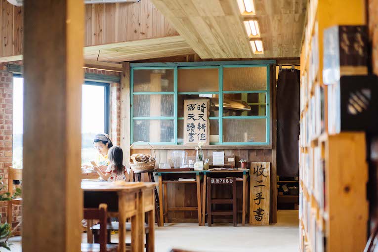 ◆ 台湾の玄関口・桃園市ってどんなところ？

【空港だけで素通りはもったいない！】桃園国際空港が位置する桃園市は、隠れ家カフェや農具小屋を改装した書店など、ディープなスポットの宝庫。台北在住18年の青木由香さんがレポートします｜<a href="/herenowjp/">HereNow JP</a>
▼
herenow.city/lp/taoyuan_cul…