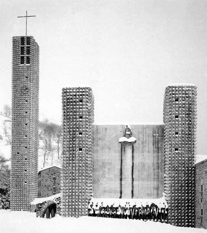 areasvellas's tweet photo. Sáenz de #Oíza y Luis #Laorga
Santuario de Nuestra Señora de Arantzazu, Oñate, Guipúzcoa. 1950-54 

..."Las esculturas del exterior son de #Oteiza, las puertas de hierro de #Chillida, las vidrieras de Javier Álvarez de #Eulate"...

https://t.co/YuUOMhdLUs
https://t.co/ijr5fpkXU1 https://t.co/QXwxJdC3YS
