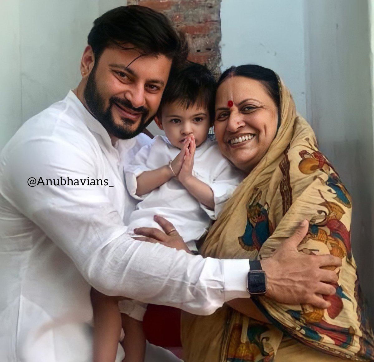HII,
HELLO,
NAMASKAR,
AADAB,
SAT SRI AKAL,
JAY JAGANNATH ODISHA🥰❤😍🙏
Bless this beloved family #anubhavians 
<a href="/AnubhavMohanty_/">Anubhav Mohanty</a> Bhai
@abhsarikamohanty 
#Maaa
•
•
•
•
#anubhavmohantyofficial #anubhavmohanty #superstar #ollywood #parliament #viralpost #chikuli