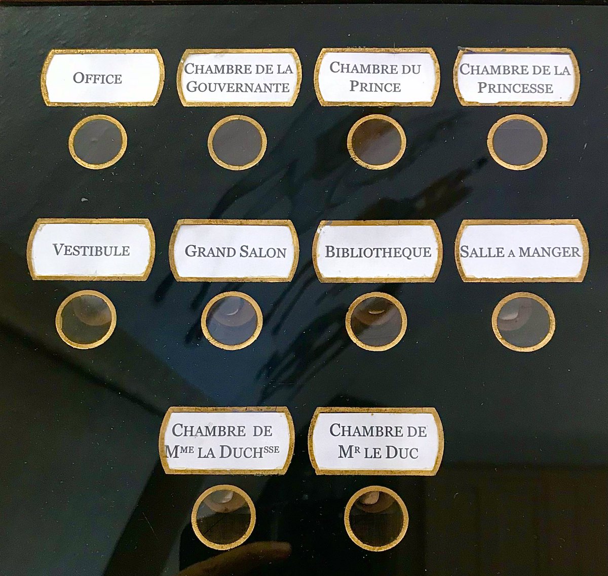 MaceScaron's tweet photo. Au château de #Serrant. L’affiche d’un ancêtre du propriétaire des lieux, élu et réélu député Gauche démocratique.
Louis de la Trémoïlle a quand même écrit sous sa profession de foi : prince de Tarente.
#DowntonAbbey style https://t.co/fLNX2fLrjf