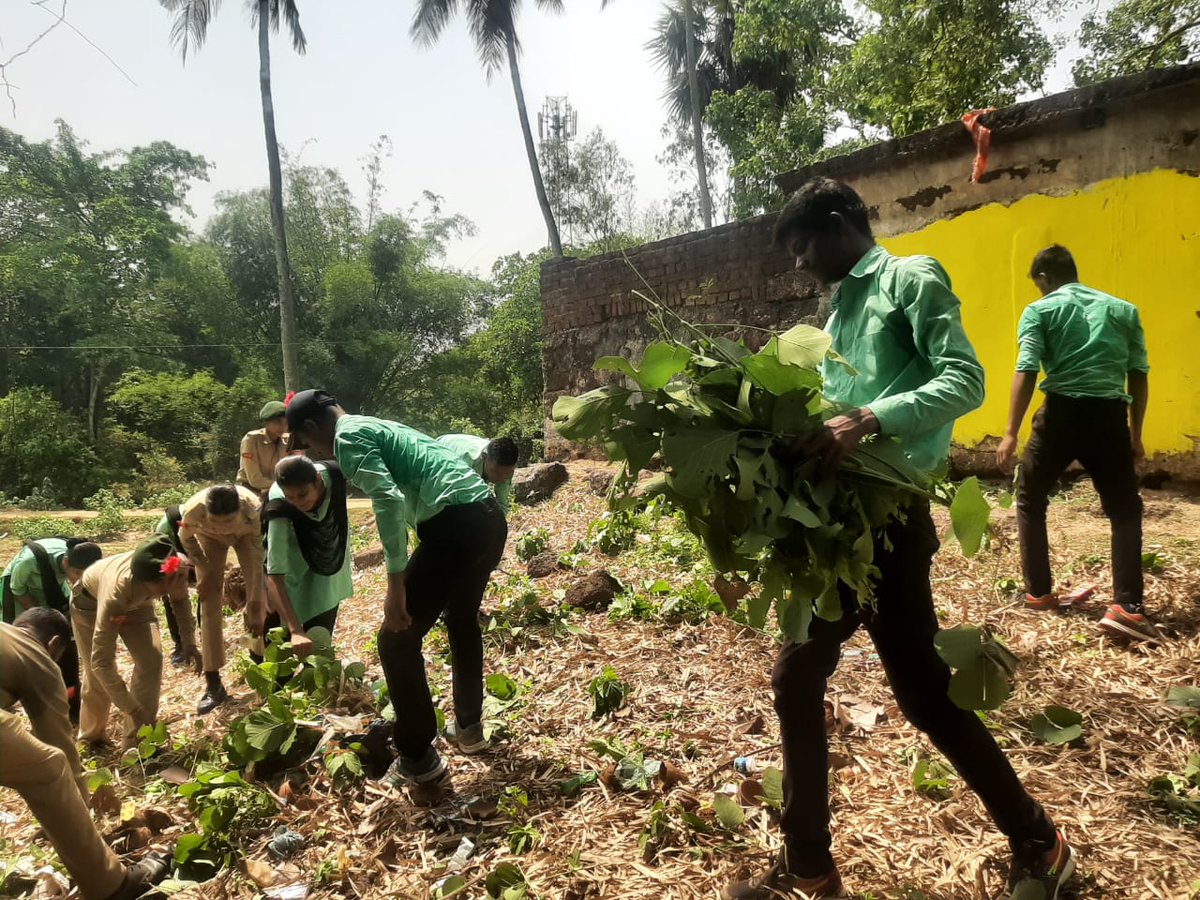 OdishaSeven's tweet photo. #NationalCadetCorps#OdishaDte#CuttackGp#Celebration of "World Heritage Day"by cadets of 7(O) Bn NCC,Bhadrak.The cadets carried out Rally and Cleanliness drive of Bateswar Shiva Temple.Khaira,Balesore on 18 Apr 2022.Str 01 ANO and 27 cadets.
@utkalpride 
@kalinga_sagar https://t.co/VV2cubDJK9