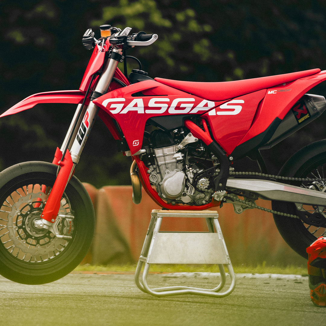 gasgasjapan1985's tweet photo. GASGAS本社も常に遊びを忘れてません!
MC450Fをアスファルトを愛するスーパーモトマシンに作り上げました。
オンもオフも楽しもう🔥
#GASGAS #ガスガス #GetOnTheGas #MC450F #Supermoto
#サーキット https://t.co/rwb2OJXhrg
