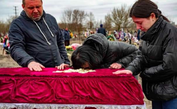 LaliKhubulava's tweet image. Буча. 23-летняя Карина Ершова была похищена российскими извергами, несколько часов подвергалась пыткам, изнасилована, убита, а ее тело сожжено. Родители и друзья искали Карину 3 недели. В могиле было обнаружено тело молодой женщины. Вместе с Кариной похоронено 500 человек.