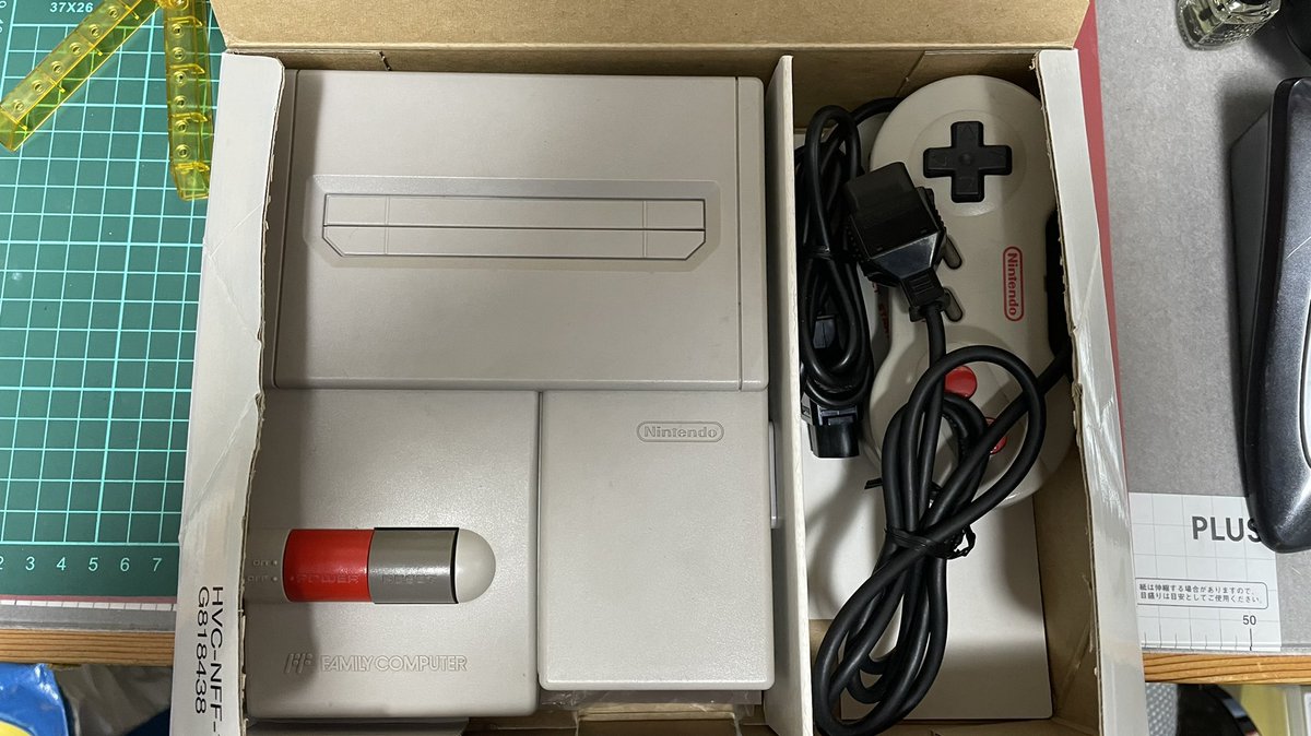 G2Lq1's tweet photo. これをブックオフで買ったことで
ファミコンを集めることにしました！
汚れありで7,700円でしたが箱説でゲット出来て満足でした。イラストが味わいありますね！
#ファミコン https://t.co/eNA8fKuJkm