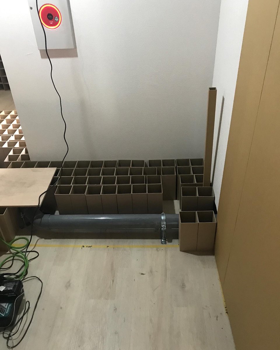 雑な写真でごめんなさい。
もうお分かりですかね？
正解はダンボールです📦
飲食店導入は日本初です🎊
水回り等色々心配ですが、今のところ全く問題ありません😊
#焼鳥小原#焼鳥#焼き鳥#炭火焼鳥#東京焼鳥#東京グルメ#新橋焼鳥#新橋グルメ#港区#さつま赤鶏#鹿児島焼酎#芋焼酎