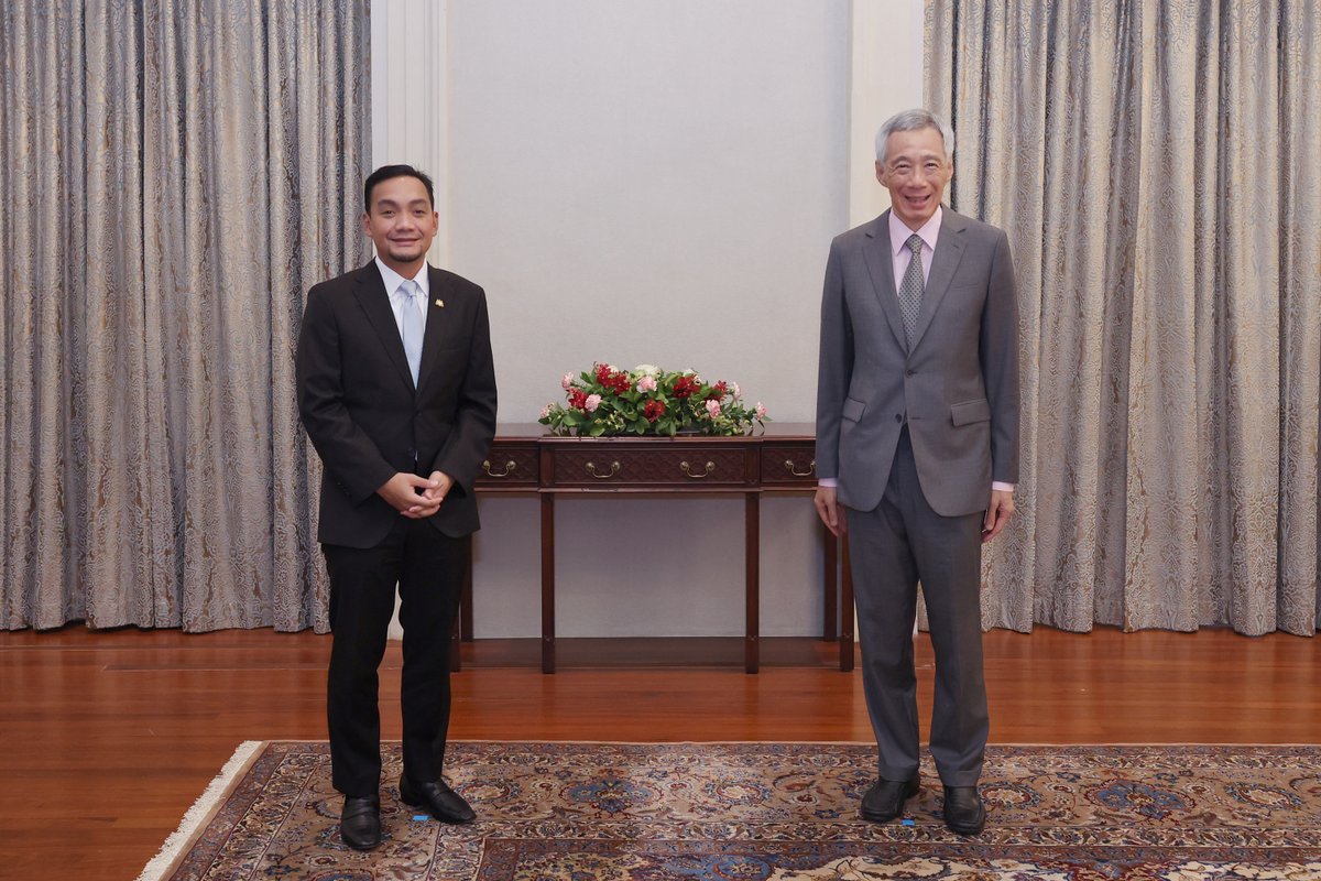 Had a good meeting with Johor Chief Minister Datuk <a href="/onnhafiz/">Onn Hafiz Ghazi</a> Ghazi, who is in Singapore for an official visit. We took stock of Singapore-Johor cooperation and discussed ways to do more together. – LHL go.gov.sg/4vb424