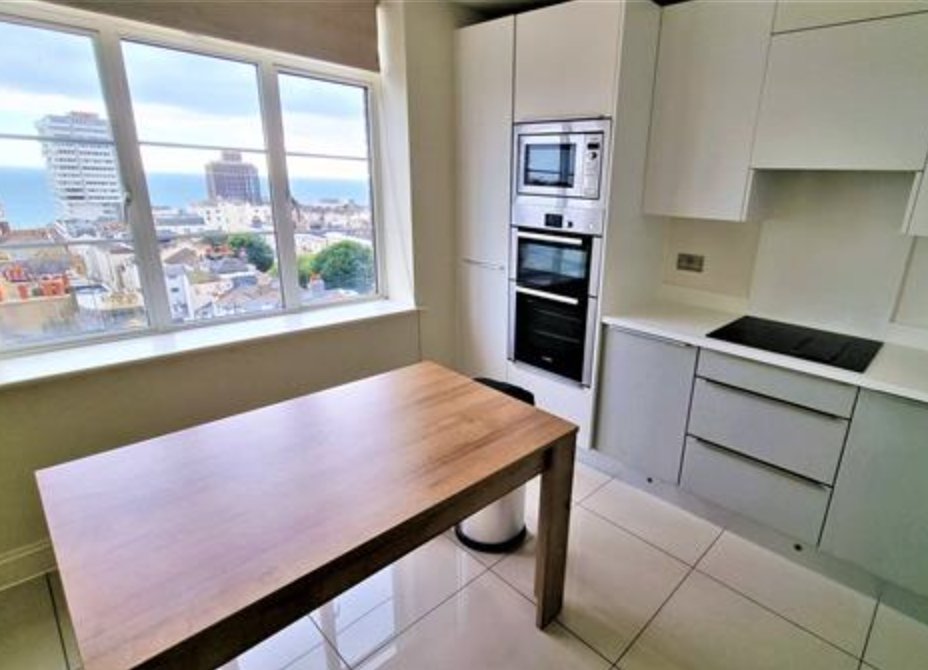KhalilInfo's tweet photo. Mitre House #Brighton

A modern and stylish two bedroom apartment in a stunning art deco centally located building. 

2 double bedrooms, 2 bathrooms, open plan kitchen, lounge &amp; dining area.

Fully furnished and beautifully decorated throughout. £3,000 per month. Available now. https://t.co/7LXv9Fk0y1