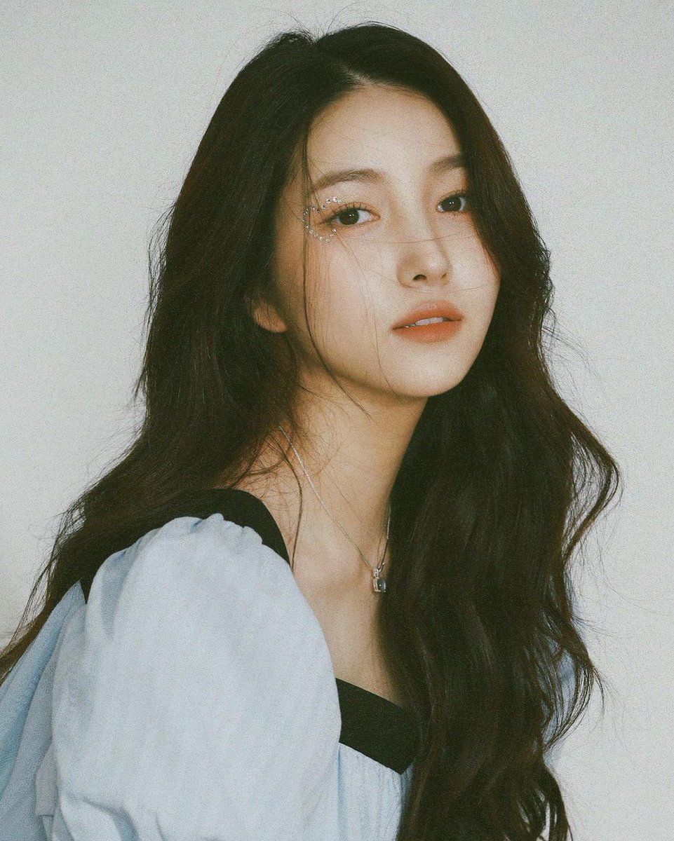 starfess's tweet photo. -hi let me introduce to y'all. kim sojeong aka sowon, shes so effortlessly pretty😭😭
 https://t.co/b4mw3NdpJb