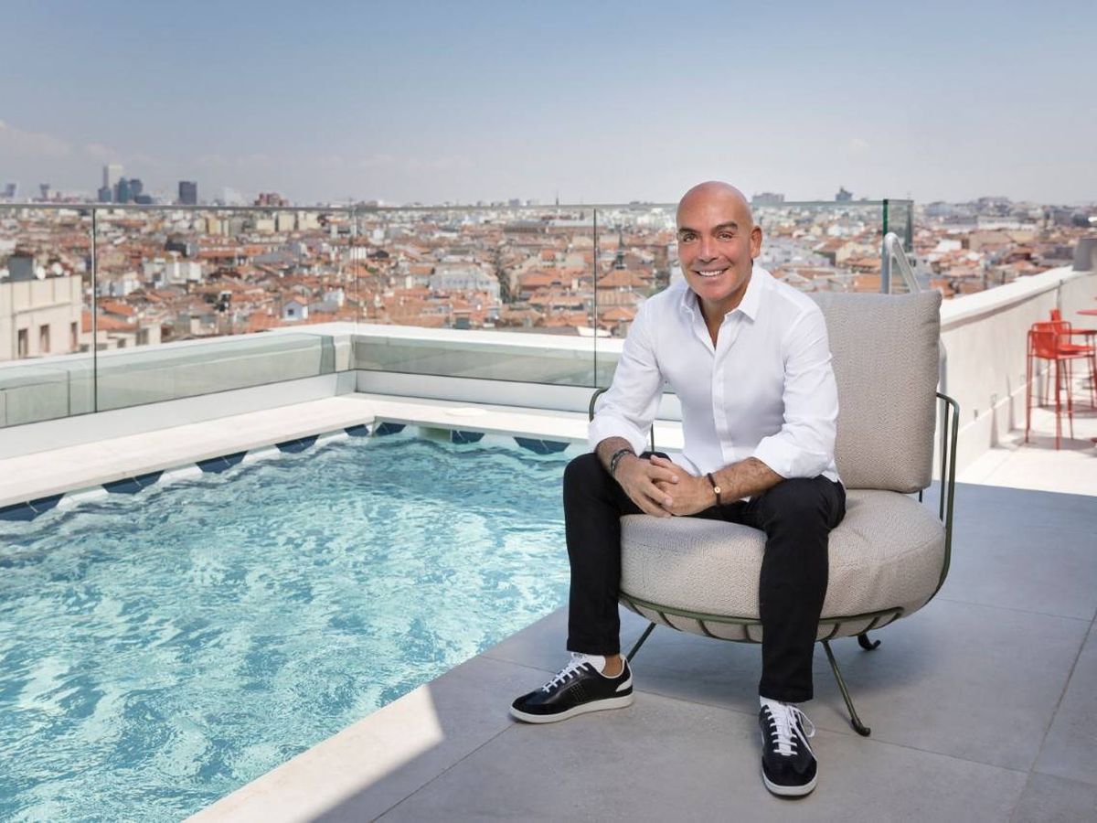 FonsiLoaiza's tweet photo. Este "emprendedor" se llama Kike Sarasola. Está financiado por Inditex y Mercadona. Puso un 'pisito' a Ayuso y Albert Rivera. Su padre invitó al narco Pablo Escobar en la investidura de Felipe González. Se enfrenta al embargo de 3 hoteles y pide una paguita de 50M€ al gobierno. https://t.co/S7WmgsKoyO