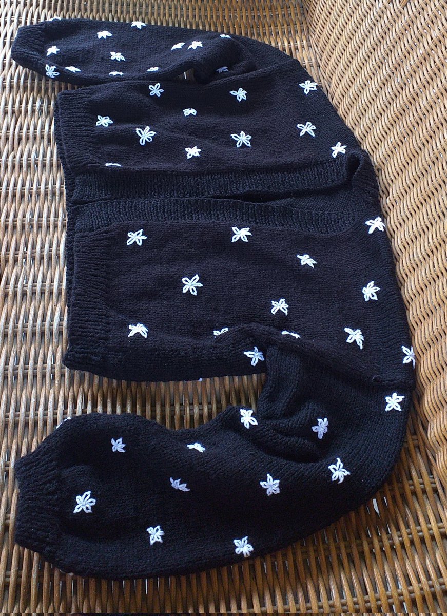 BroseProject's tweet photo. Knitted cropped cardigan! 😁💕🧶

#cardigan #knittingtwitter #knit #handmade #handmadewithlove #croptop https://t.co/2wNbhXzr42
