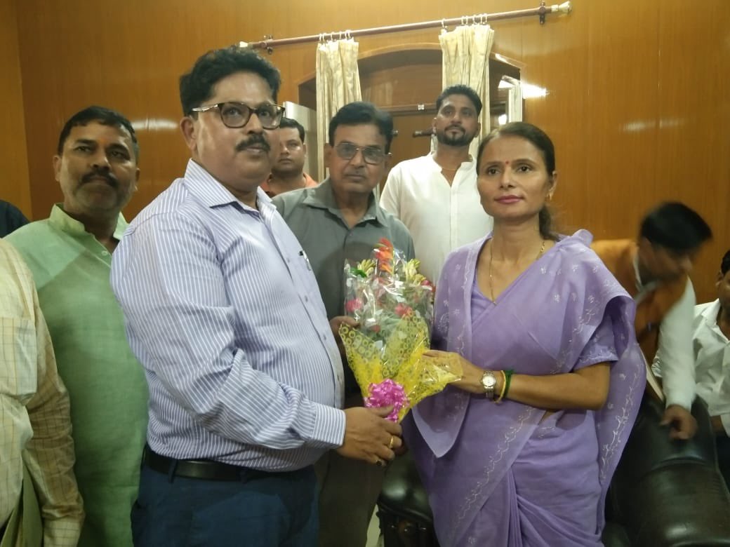 Lctsl_Lko's tweet photo. Today on 18th April, 2022 #electricbus service of @Lctsl_Lko from Sandila to Lucknow inaugurated by honb’le MLA, Sandila @IAlkaSingh. 

@CMOfficeUP @LucknowDivision @AdminLKO @upsrtc_lko @aksharmaBharat @News18UP @ABPNews @ZeeNews https://t.co/bHU7zX6AXZ