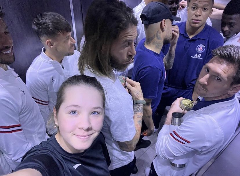 lnstantFoot's tweet photo. Cette jeune fille a croisé les joueurs du PSG dans l’ascenseur de son hôtel, juste avant #PSGOM 😁🤳🏻 https://t.co/ICKBLuvti3