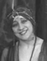 merlinpapin3's tweet photo. #PremièreFoisauCinéma (vrai premier film)

#FrançoiseRosay dans #TêtesdeFemmesFemmedeTêtes de #JacquesFeyder (1916) elle avait 25 ans 

@FredOL69007 @tbarnaud https://t.co/tvvkMmD7C5
