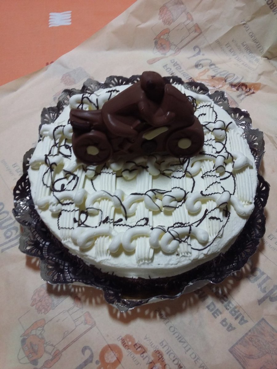 sergihuete's tweet photo. La meva #MonadePasqua una moto de xocolata envoltada de més xocolata i mantega
#Pasqua2022 #SetmanaSanta2022 https://t.co/GC7qiMMwDe