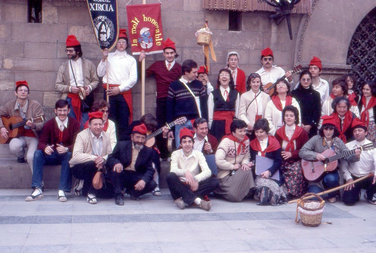 PardoMestre's tweet photo. 🐥Ja fa uns anyets 🤭amb LaMoltHonorable i el grup de caramelles de La Coral XIROIA de @ateneulleida artista convidat #Elbarretina (qui va fer la foto no ho sabem) @Almudefartercer @nsoledomingo i moltes mes #caramelles #Lleida #sinofos https://t.co/WOXq1PE50g
