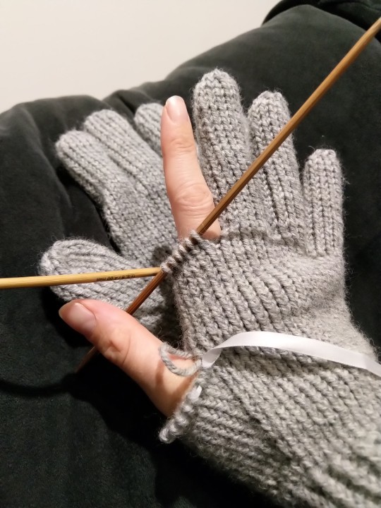 melchivers's tweet photo. Running out of yarn with two fingers left. #knittingproblems https://t.co/ICfMRW8hBn