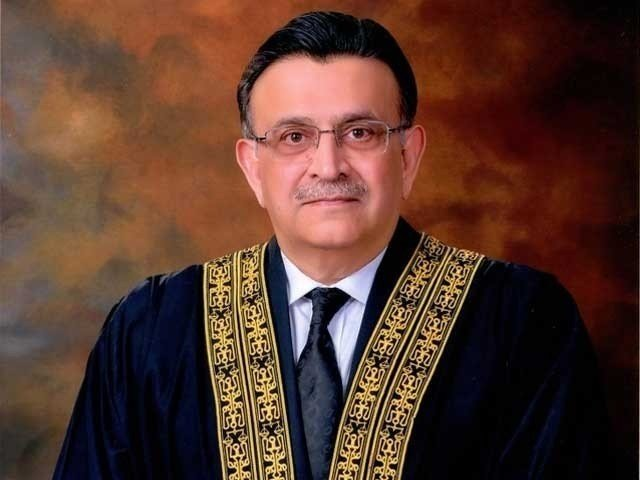 ApnaBannu's tweet photo. 10 سے 15 ہزار لوگ جمع کرکے عدالتی فیصلے پر تنقید کریں تو ہم کیوں فیصلے دیں، قومی لیڈروں کو عدالتی فیصلوں کا دفاع کرنا چاہیے، آئینی تحفظ پر گالیاں پڑتی ہیں لیکن اپنا کام کرتے رہیں گے، عدالت کیوں آپ کے سیاسی معاملات میں پڑے۔ چیف جسٹس https://t.co/NXj1ikZuA2