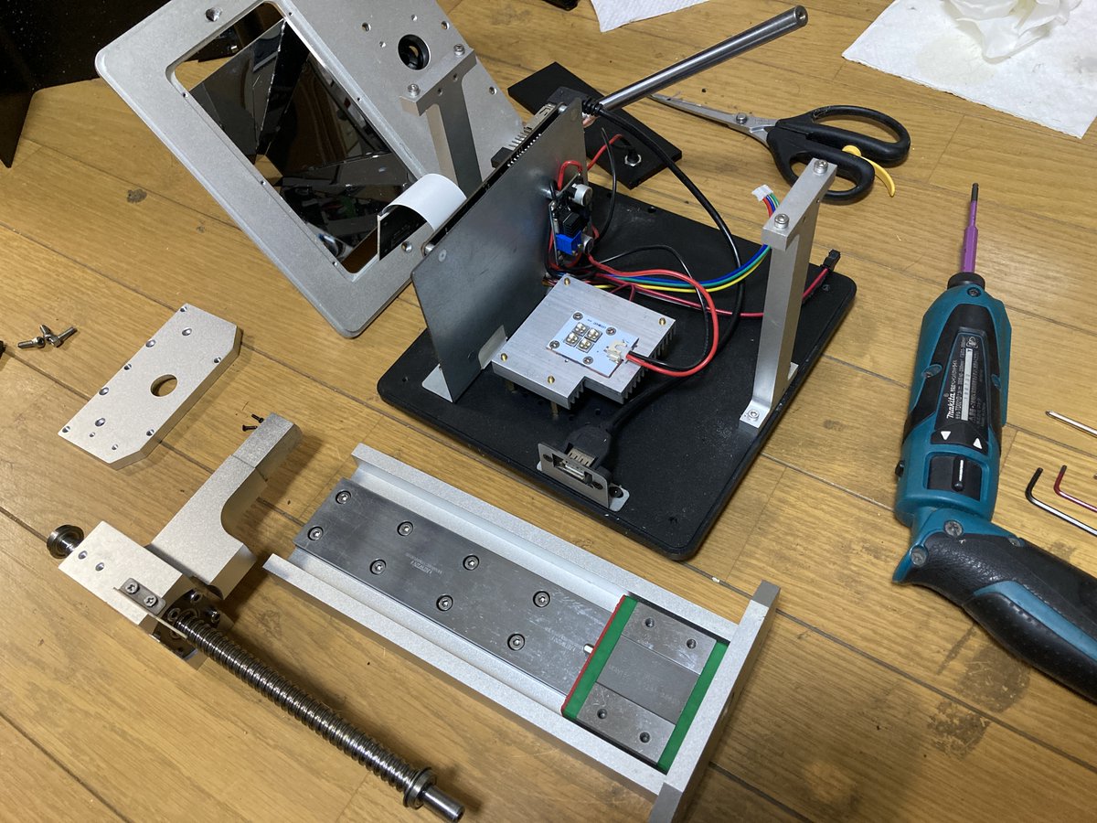 craftlab3d's tweet photo. もう１台も点検中。
こっちの方が稼働時間が数倍長いので、中がきったないです。埃たっぷり^ ^
40mm幅のリニアガイドレール。他であまり見たことない頼もしいパーツだけど、長さがちょっと不足気味なのが惜しい。 https://t.co/2ArFtTin3Q