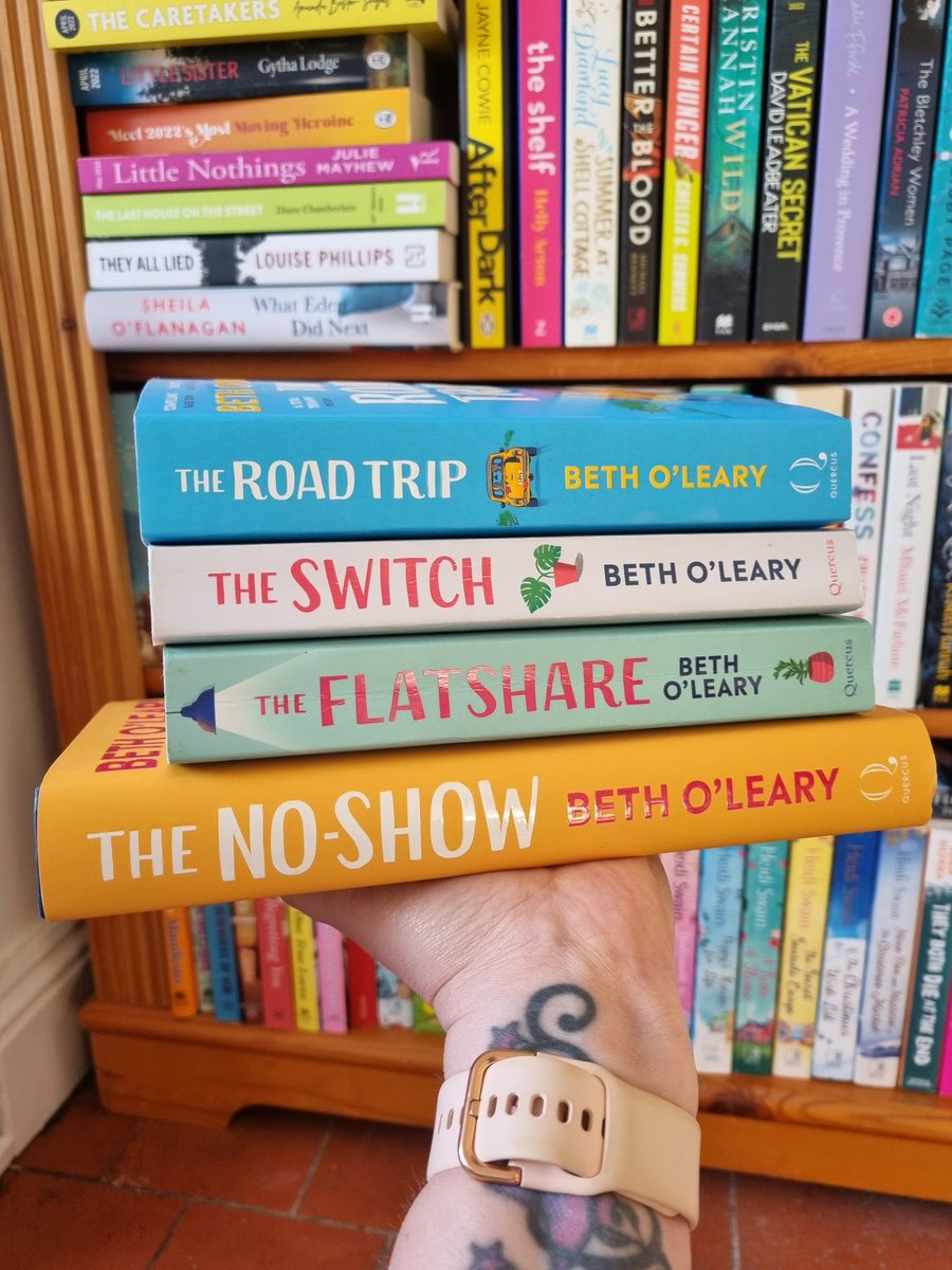 What's everyone reading today? I'm starting The No-Show by #betholeary 
Was so excited to meet Beth @waterstones Winchester and I got my full collection signed 😍😍
#currentlyreading #booktwt #BookTwitter