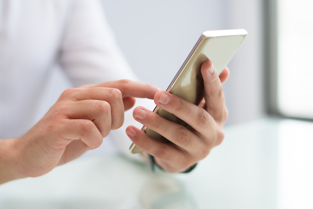solivesa's tweet photo. 🌐 ¿Sabías que es un APN? 
Se trata del Nombre del Punto de Acceso. Es una configuración que indica a tu móvil el camino virtual por el que debe conectarse a Internet. Cada operadora tiene una ruta diferente. 

#gruposolivesa #moviltips #apn #smartphone https://t.co/7y7AmSv998