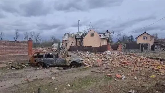 D3cr0_'s tweet photo. 🚨Znásilňování, mučení i vyřezané tetování. Bohdanivka vydává svědectví o dalších zvěrstvech

V Bohdanivce dosud není elektřina ani voda. Místní dosvědčují, že Rusové se uchýlili k mučení, znásilňování a rabování. Místní obyvatel Oleksandr byl donucen vyřezat si z ruky tetování https://t.co/e8hqEGO3lI