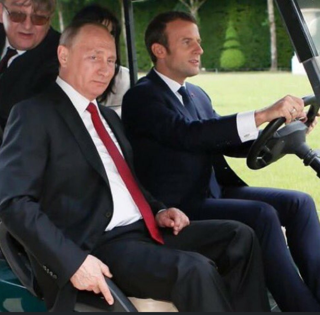 elisahk92's tweet photo. Il y a plus encore de photos de #MacronPoutine que de #MLPPoutine https://t.co/v40CkCbOzc
