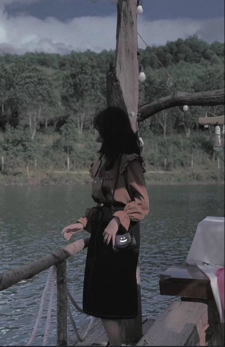 Tối đi nhà nghỉ sáng không về
Gái đẹp girl xinh khỏi phải chê
Chăn ấm nệm êm như hoàng đế
Cuộc đời nhà nghỉ thiệt là mê