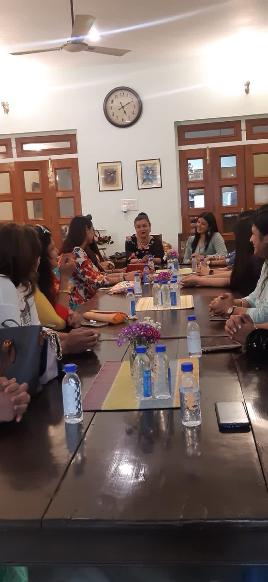 INCRubyKhan's tweet photo. "आरोही" Group Of Female Industrialists के पोस्टर लॉन्च में बतौर मुख्य अतिथि शिरकत करी।
इस दौरान ज़मीन से उठ कर अपनी पहचान बनाने वाली महिला उद्यमियों से महिला सशक्तिकरण पर ज़मीनी स्तर पर और अधिक कार्य की आवश्यकता जैसे महत्वपूर्ण मुद्दों पर गहन बातचीत हुई
#Women
#RubyKhan
#positivo https://t.co/AeWcZZUAZb