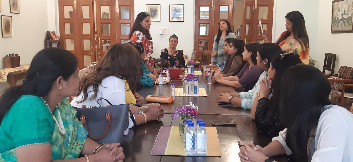 INCRubyKhan's tweet photo. "आरोही" Group Of Female Industrialists के पोस्टर लॉन्च में बतौर मुख्य अतिथि शिरकत करी।
इस दौरान ज़मीन से उठ कर अपनी पहचान बनाने वाली महिला उद्यमियों से महिला सशक्तिकरण पर ज़मीनी स्तर पर और अधिक कार्य की आवश्यकता जैसे महत्वपूर्ण मुद्दों पर गहन बातचीत हुई
#Women
#RubyKhan
#positivo https://t.co/AeWcZZUAZb