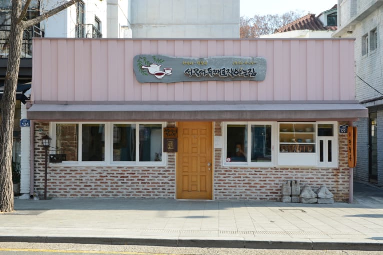 ◆ 韓国伝統茶と上品なおしるこの老舗

【ほっと温まる最高の味】伝統と現代が調和する韓屋が建ち並ぶ、三清洞の坂道を登ったところにある『ソウルで二番目においしい店』。お餅、栗、銀杏、黒豆、シナモンが入ったおしるこのほか、韓方たっぷりの伝統茶も｜<a href="/herenowjp/">HereNow JP</a>
▼
herenow.city/seoul/venue/se…