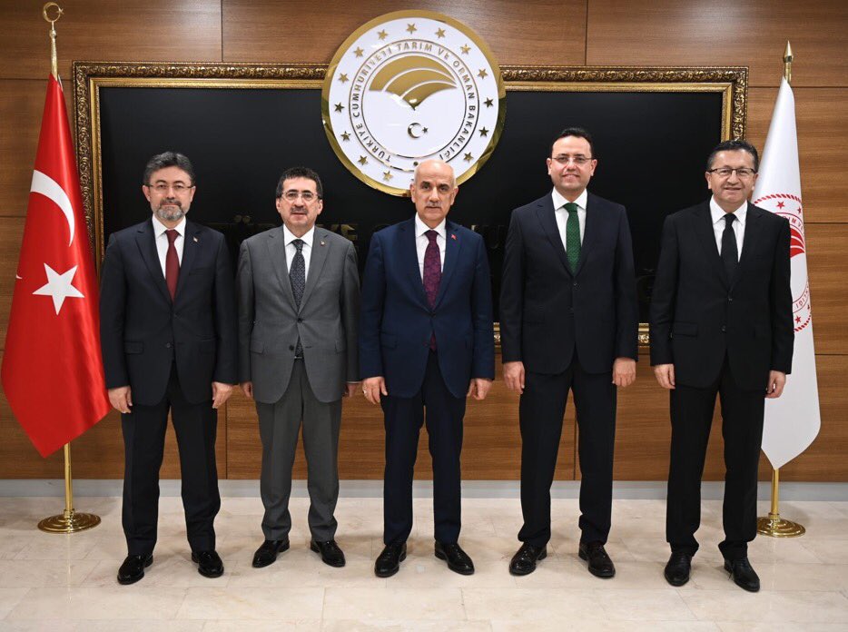 Sn. Bakanımız Prof. Dr. Vahit Kirişçi'nin teveccühü ve Sn. Cumhurbaşkanımız Recep Tayyip Erdoğan'ın tensipleriyle Tarım ve Orman Bakan Yardımcısı olarak görevimize başladık. Kendilerine şükranlarımı sunuyorum. 

Hayır duasını esirgemeyen tüm dostlara teşekkürlerimi iletiyorum.