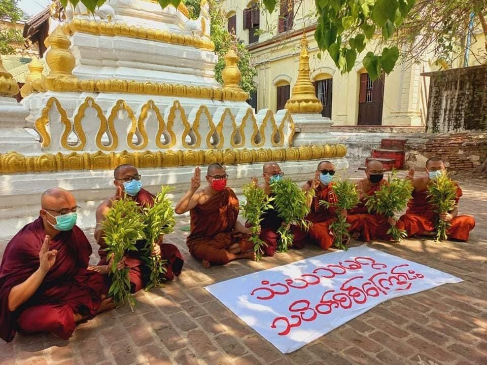 ShoonLaeNC's tweet photo. Mandalay Sangha Union is continued to protest against the Military Dictatorship by sending prayers for the safety of people.

#WhatsHappeningInMyanmar
#2022Apr18Coup
#HelpMyanmarIDPs https://t.co/iMYyiu2Zfe