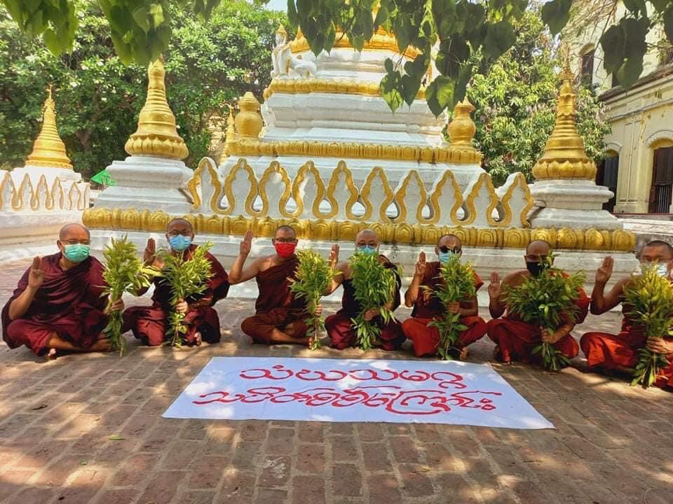 ShoonLaeNC's tweet photo. Mandalay Sangha Union is continued to protest against the Military Dictatorship by sending prayers for the safety of people.

#WhatsHappeningInMyanmar
#2022Apr18Coup
#HelpMyanmarIDPs https://t.co/iMYyiu2Zfe