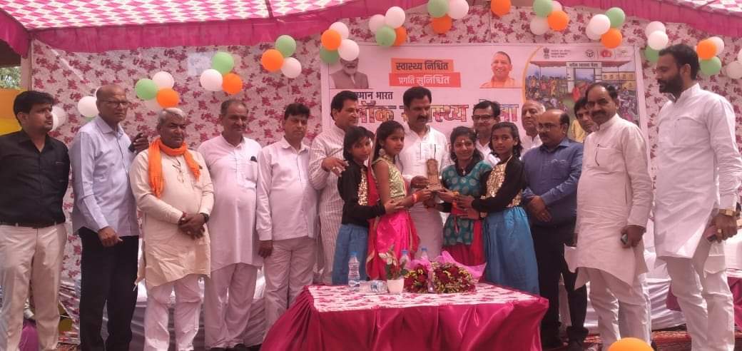 MukeshCh4BJP's tweet photo. आज विधानसभा के कस्बा नकुड में सी०एच०सी० पर आयोजित ब्लाक स्वास्थ्य मेला कार्यक्रम में मुख्यअतिथि के रूप में आमंत्रित करने के लिए सभी आयोजनकर्ताओं का आभार।
आयुष्मान लाभार्थियों को कार्ड वितरित कर क्षेत्रवासियों को सरकार की लाभकारी योजनाओं की विस्तार से जानकारी दी|
#mlaNakur https://t.co/TuA03PVXvQ