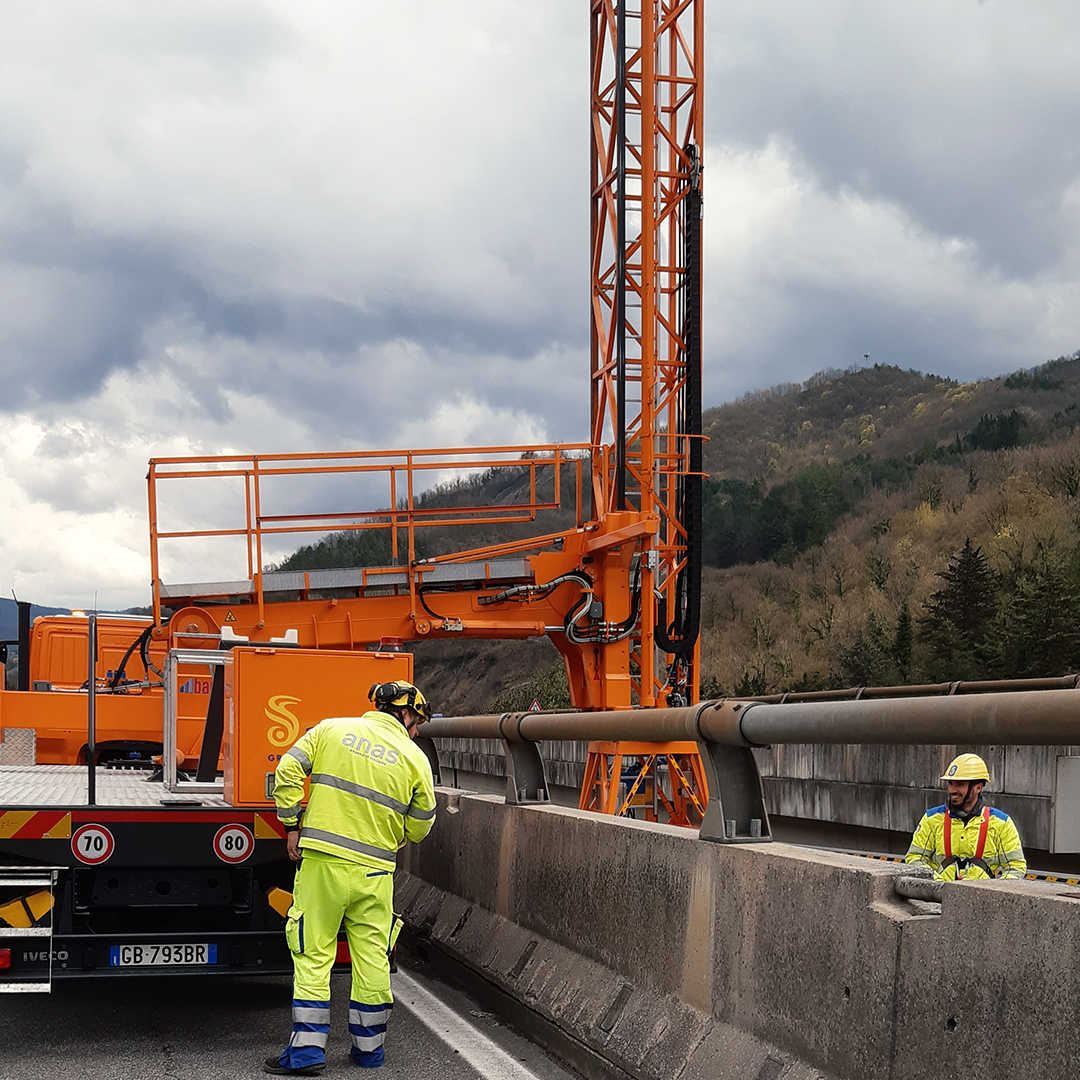 StradeAnas's tweet photo. Ispezione con by bridge del ponte "Saraffa", lunghezza 580 m su 16 campate, all'altezza dello svincolo di Sarsina Sud sulla #SS3bis Tiberina #E45. 
Scopri di più sull'impegno #Anas per la manutenzione delle infrastrutture ⤵️ https://t.co/wun86x6ZtR https://t.co/DOrnq1L69J