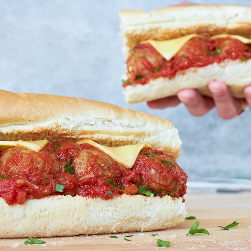 MMountainsFoods's tweet photo. Nothing sub about this 😍 #meatfreemonday is back with this irresistible, easy and fully plant-based serve - the classic meatball sub.
#movingmountains #veganfood #plantbasedmeals #easyplantbased #recipes #lunchrecipes https://t.co/XOx8SUKTcZ