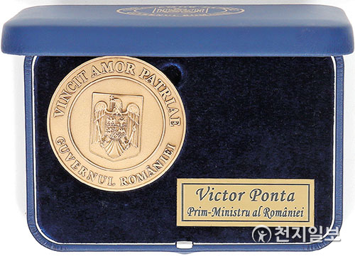 FirazHanna's tweet photo. [HWPL] Medal to commemorate the '25th Anniversary of the Fall of Communism' in Eastern Europe and Romania🇷🇴
👉https://t.co/MrhRlTFKpG
#HWPL #DPCW #UN #WorldPeace #TrueStory #ManHeeLee #Peacemaker #Peacestory #MOU #Romania #FallOfCommunism https://t.co/HVBCjSkikf