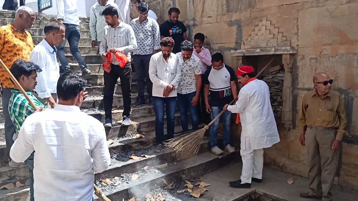 mpsangamlal's tweet photo. अशोक नगर उदयपुर राजस्थान महादेव बावड़ी में भाजपा ओबीसी मोर्चा द्वारा सफाई अभियान चलाया गया
जिसमे मंदिर परिसर की साफ़ सफाई की गयी https://t.co/o6QCXdilkI
