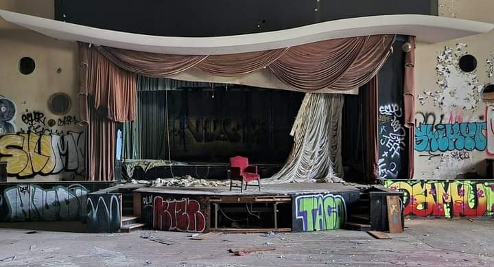 Fafilove99's tweet photo. 🖤 Center Stage 🖤
🥀
#abandonedplaces #a_2nd_look #urbexporn #explore #decay_of_today #abandonedhotel #gotrespassing https://t.co/E82bJ26XRe
